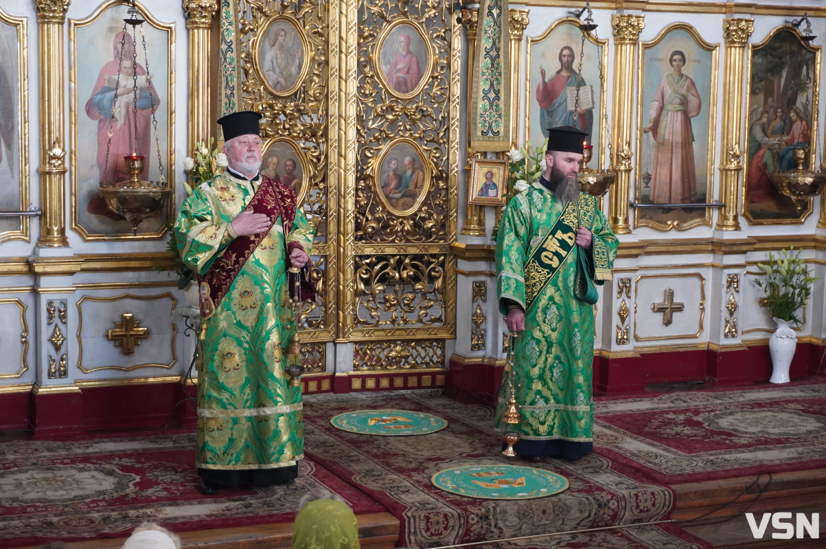 Хресна хода і спільна молитва: як минула літургія за участі Епіфанія у Луцьку. Фоторепортаж