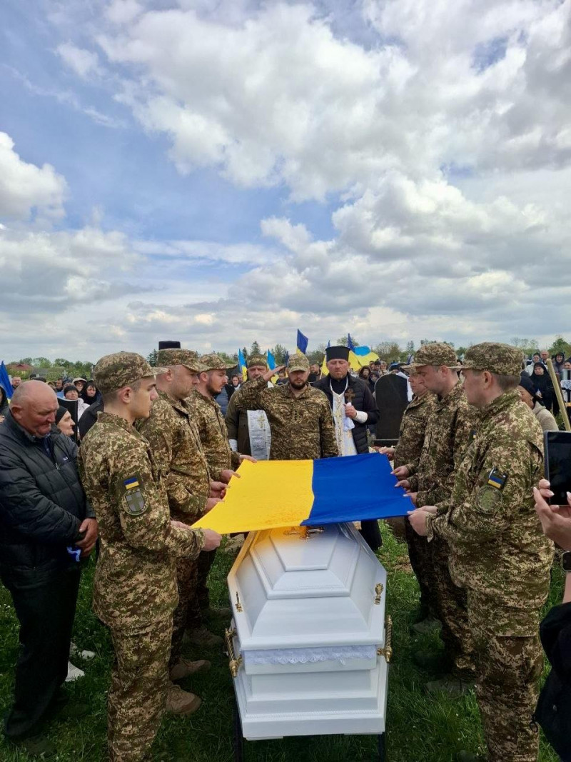 Коровай ділили на кладовищі: на Волині попрощалися із 24-річним Героєм Петром Олендром