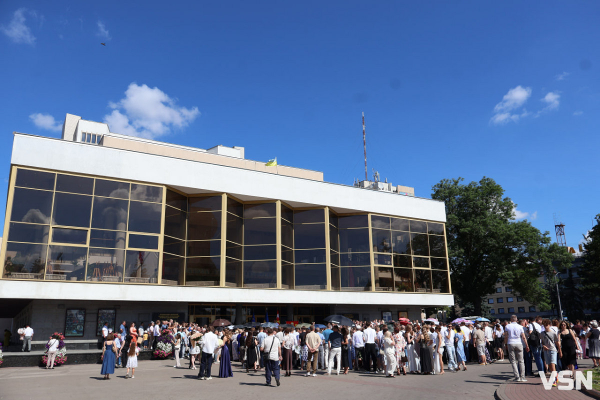 Понад 300 медалістів: у центрі Луцька урочисто нагородили найкращих випускників 2026 року
