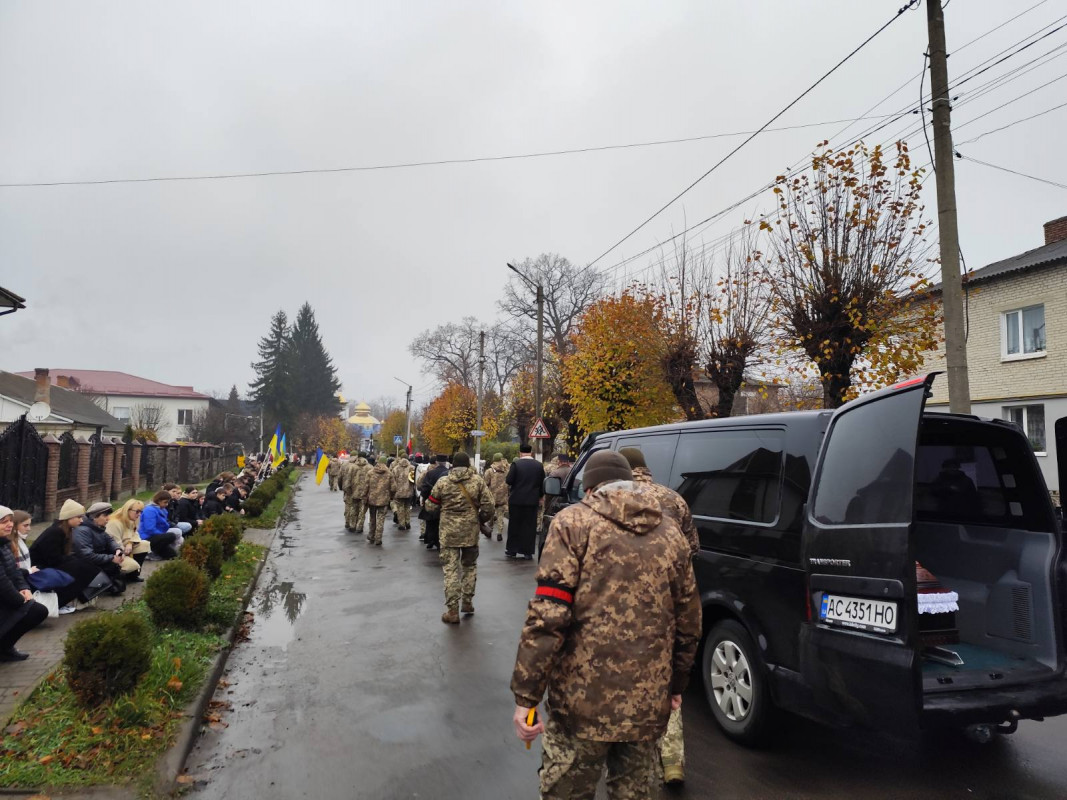Осиротіли діти, овдовіла молода дружина: на Волині попрощалися з Героєм Володимиром Кравчуком