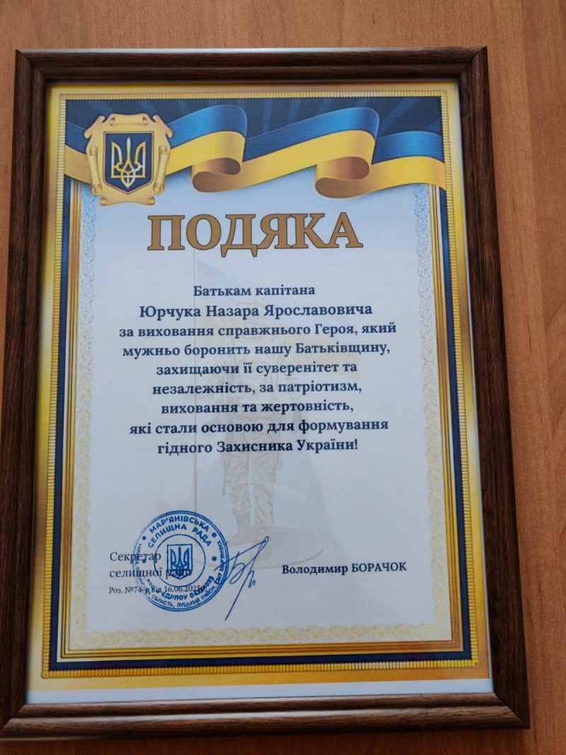 Тато й син пліч-о-пліч захищають країну: батькам капітана з Волині вручили нагороду