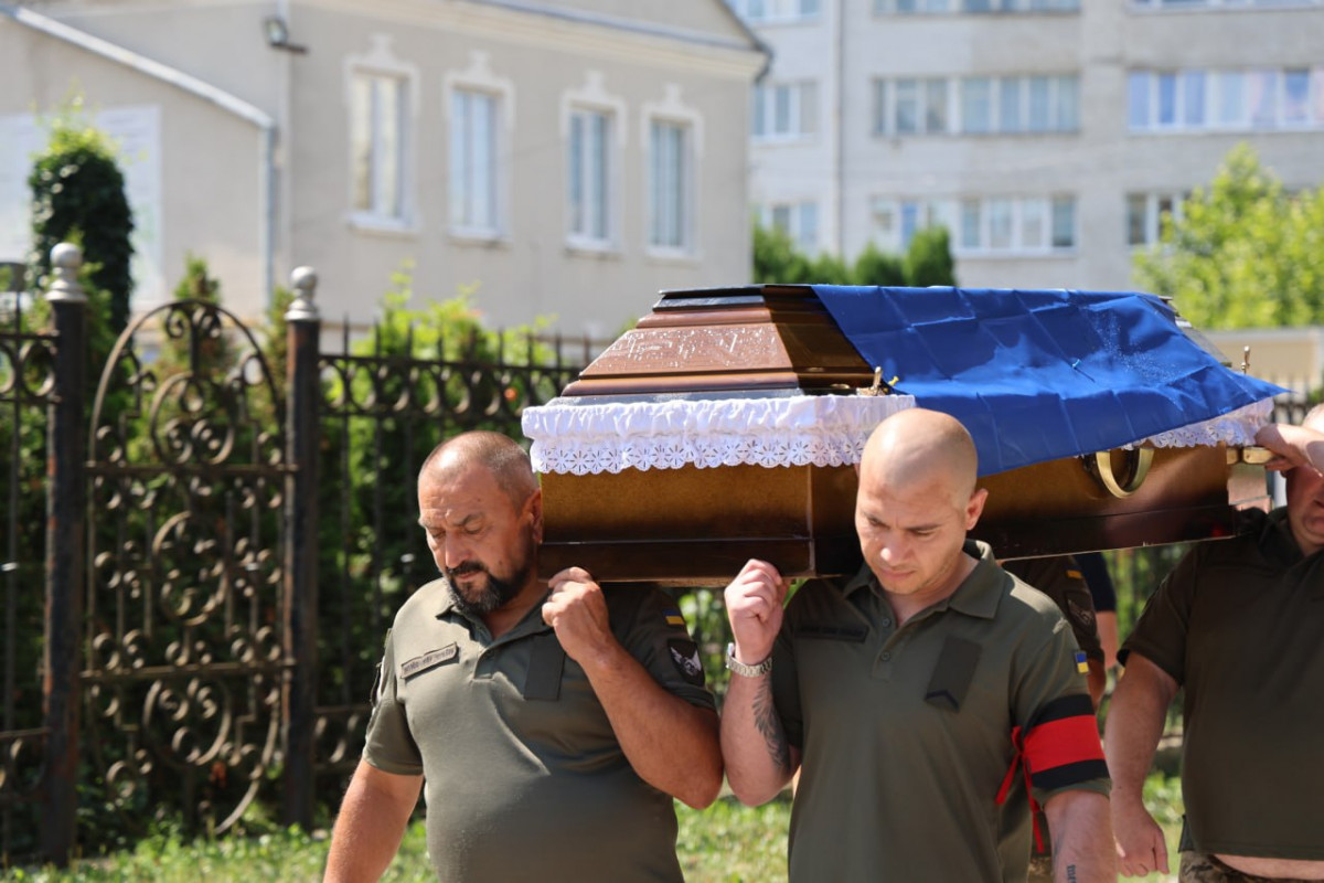 Не пережив бойових поранень: Луцьк попрощався із захисником Володимиром Ігнатовичем