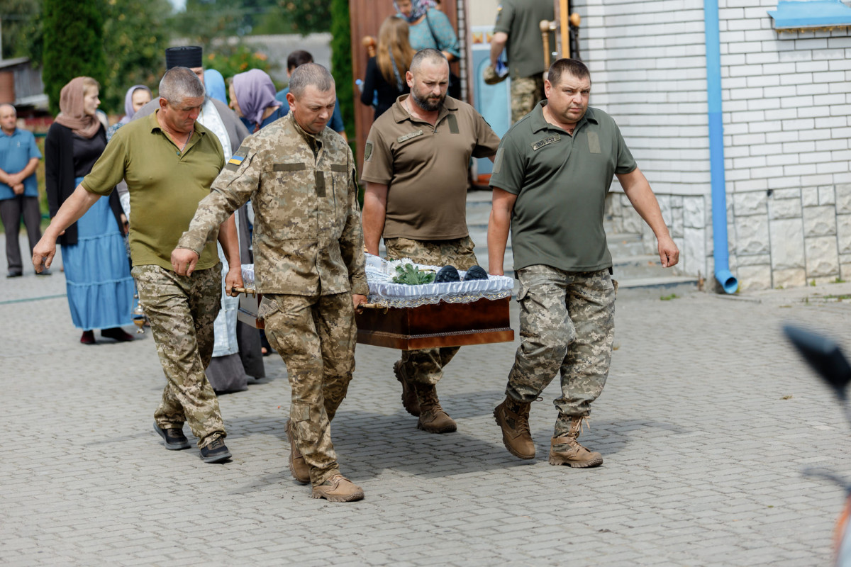 Загинув унаслідок ворожого мінометного обстрілу: на Волині попрощались із Героєм Леонідом Івчуком