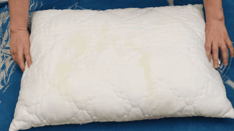 Жовті плями на подушках зникнуть без прання: ефективний домашній спосіб