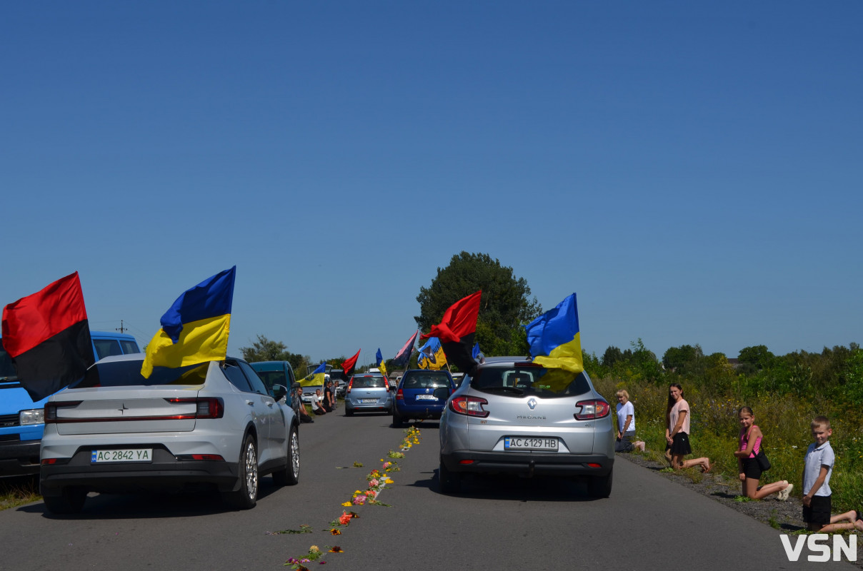 Сотні людей, прапори та квіти: востаннє додому повернувся Герой з Волині Степан Павлович