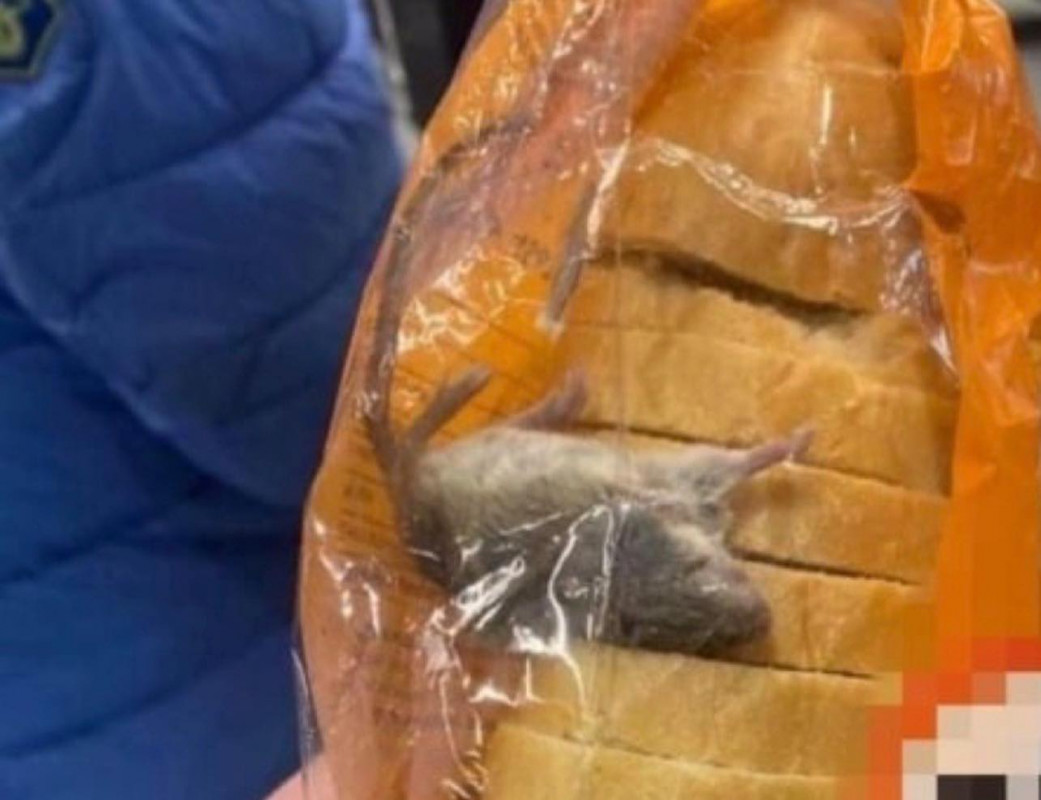 В одному із українських супермаркетів покупці придбали батон з мишею. Фото