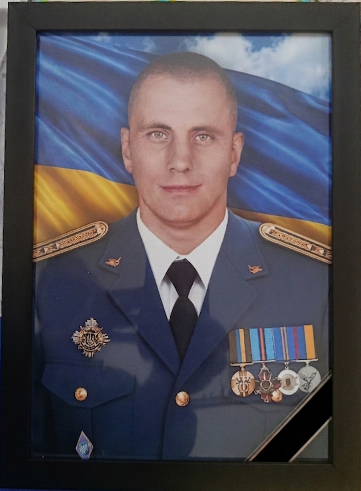 Біль втрати, що не стихає: у громаді на Волині провели в останню дорогу підполковника Повітряних сил України Юрія Халика