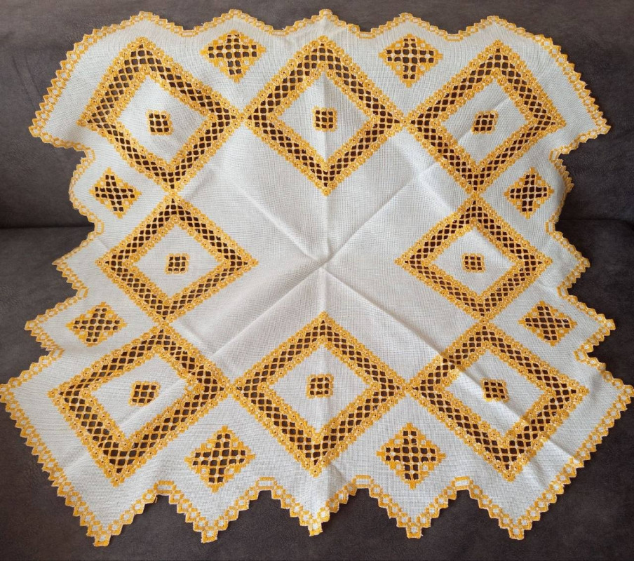 Пів століття присвятила медицині, а все життя — творчості: історія волинської вишивальниці