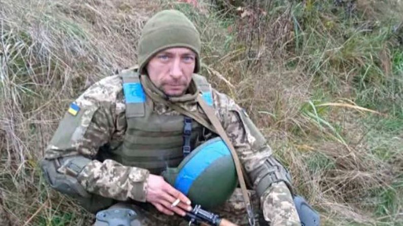 Після загибелі брата на війні лучанка створює атласні квіти, які ставлять на могилах військовослужбовців