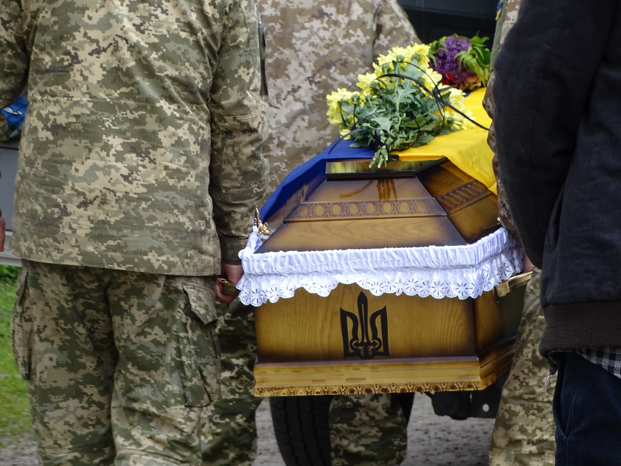 «Вивозив з поля бою поранених, рятував життя, повертав тіла загиблих»: на Волині сотні людей провели в останню дорогу Героя Володимира Кміна