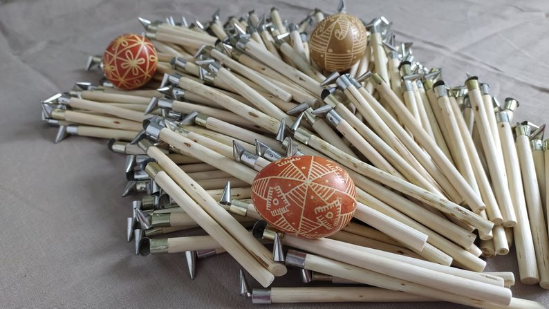 Волинські ковбаса, зеленички з часником, писачок та вишивка 