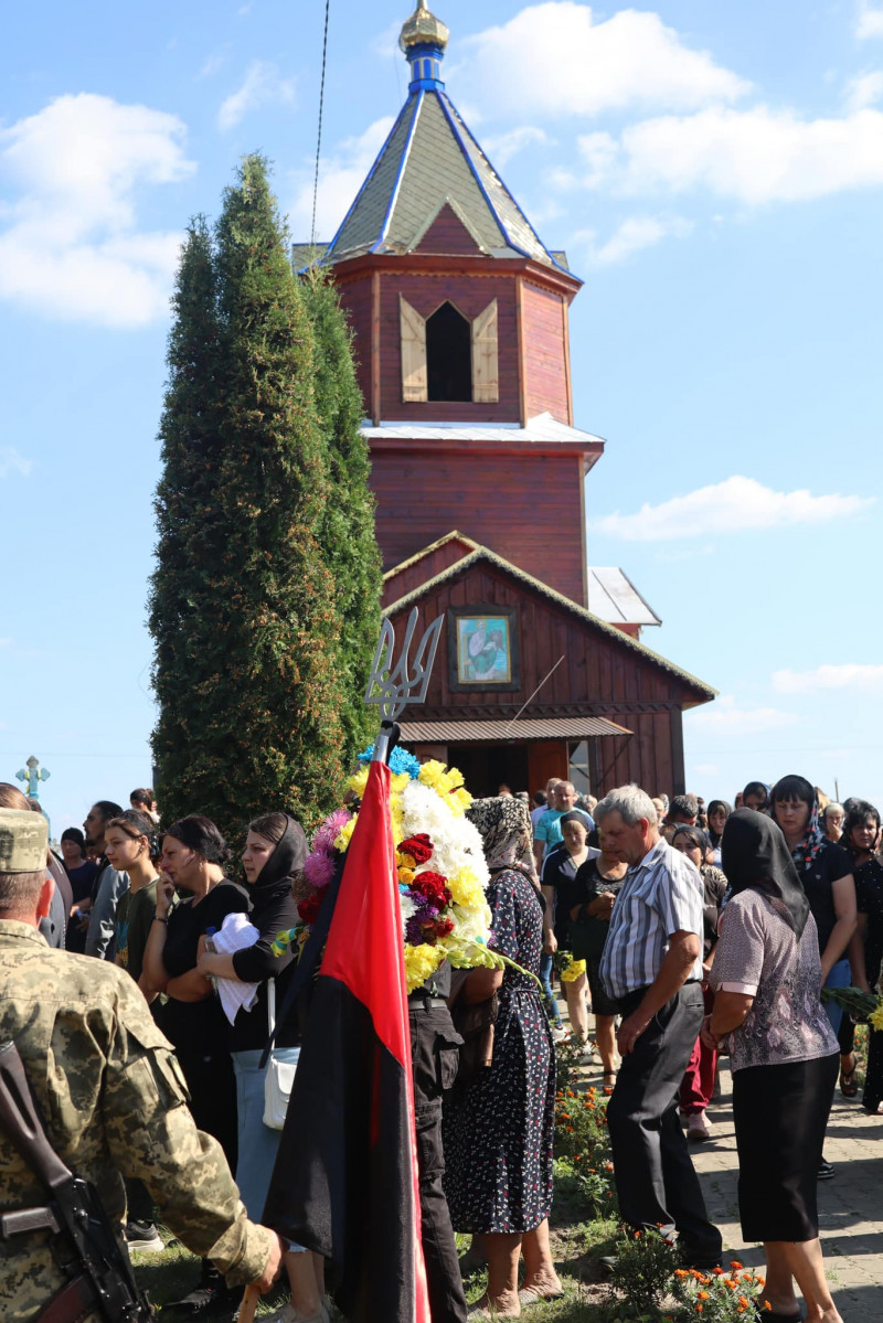 Загинув через місяць після дня народження: у Луцькому районі попрощались із полеглим Героєм Олегом Карпюком