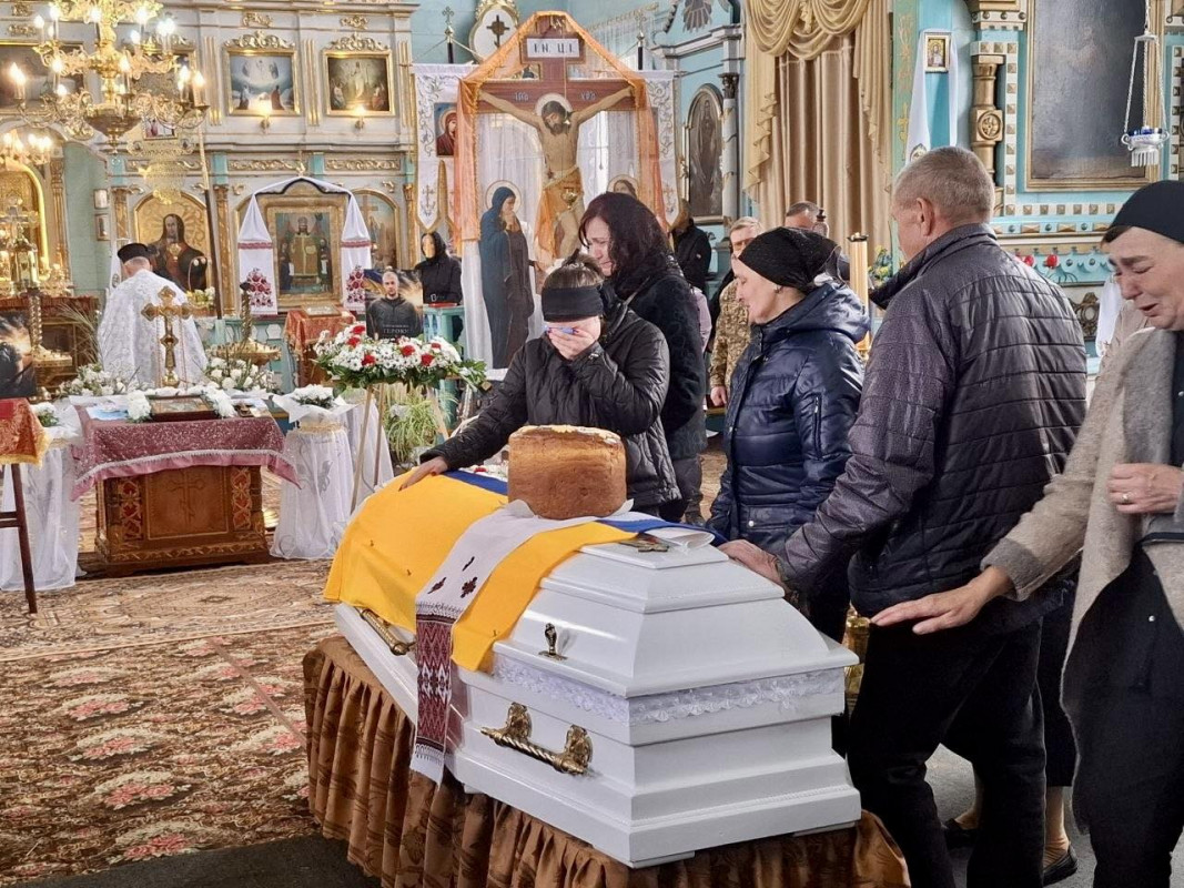 Коровай ділили на кладовищі: на Волині попрощалися із 24-річним Героєм Петром Олендром