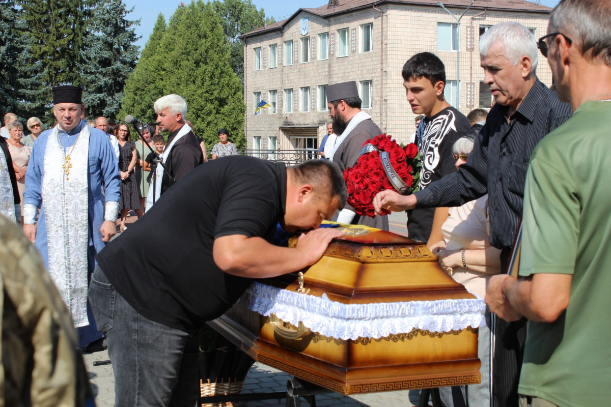 Весільний коровай розділили на цвинтарі: на Волині попрощались із Героєм Едуардом Вовчуком