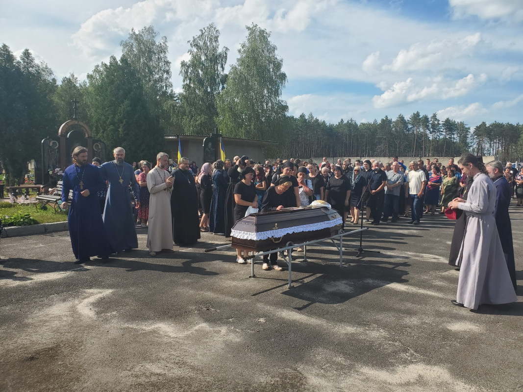 Залишилися мама, дружина, син та донька: волиняни попрощалися із загиблим Героєм Сергієм Ткачуком