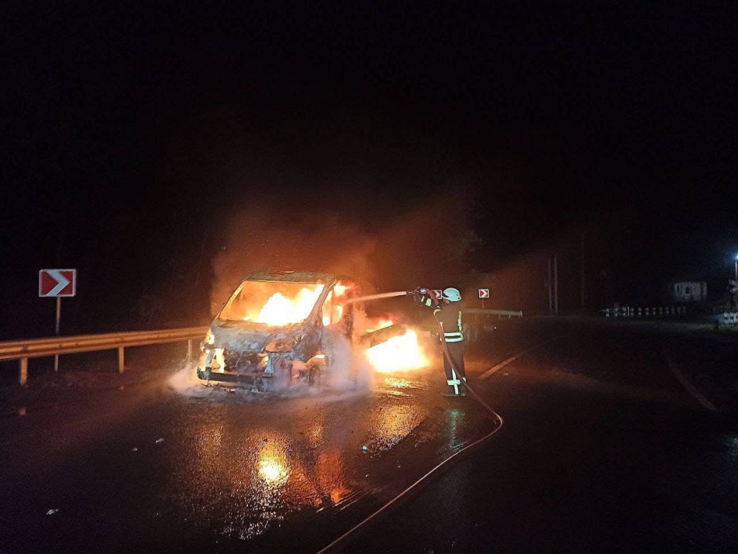 Загорілося під час руху: на Волині вщент згоріло авто. Фото
