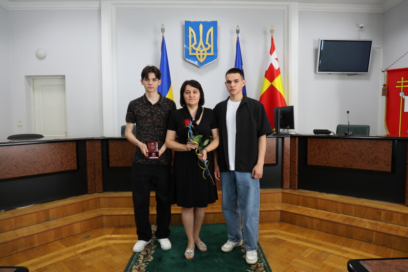 У Луцьку родинам загиблих військових вручили державні нагороди