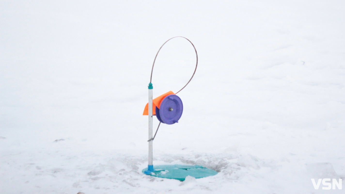 Крига 10 сантиметрів та жерлиці на щуку: фоторепортаж із зимового ставка у селі на Волині