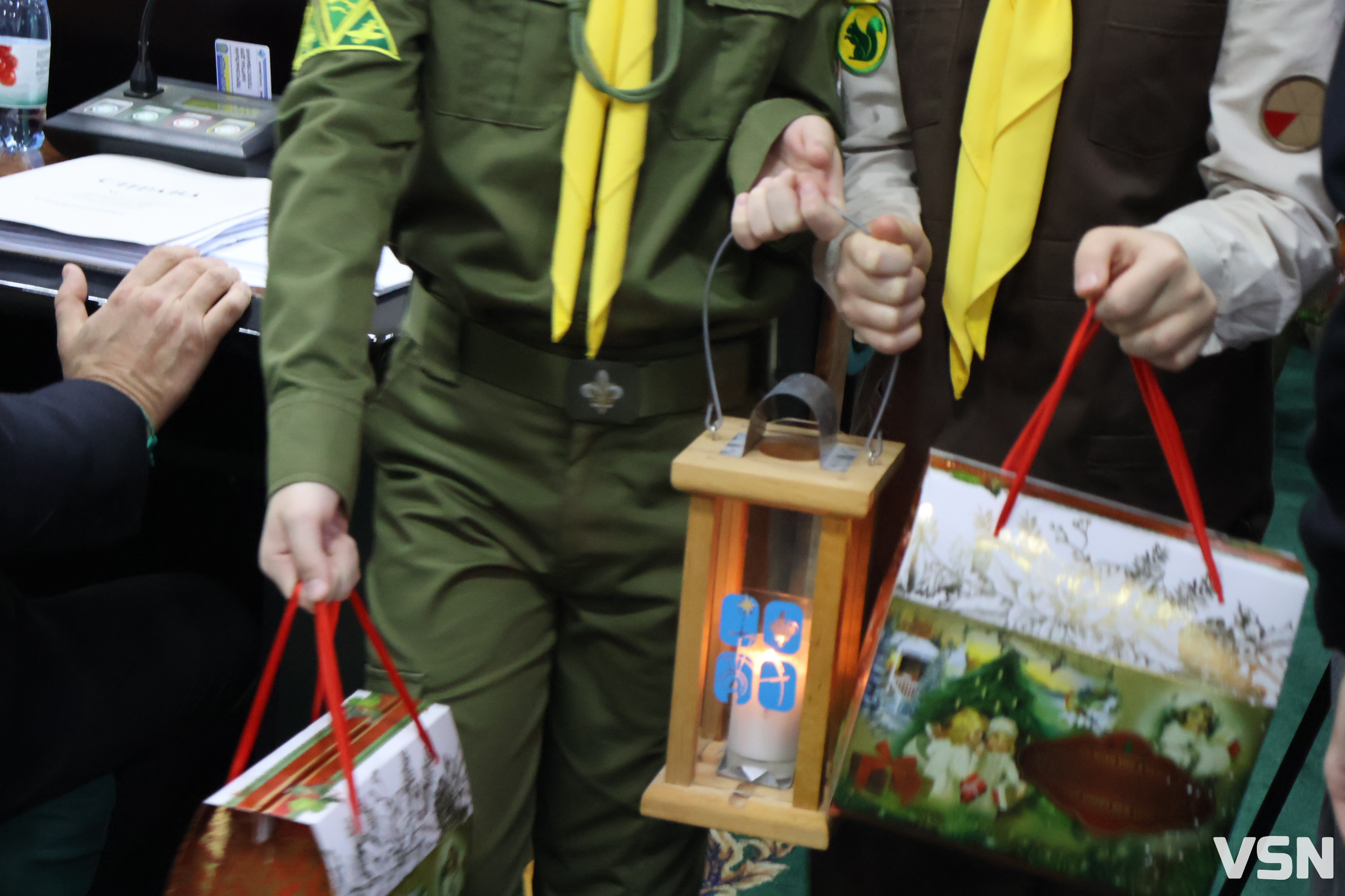 Світло миру в сесійній залі: пластуни передали Вифлеємський вогонь Луцькій міськраді