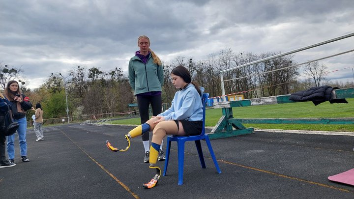Легкоатлетка з Волині тренує до Бостонського марафону дівчинку, яка втратила обидві ноги у Краматорську