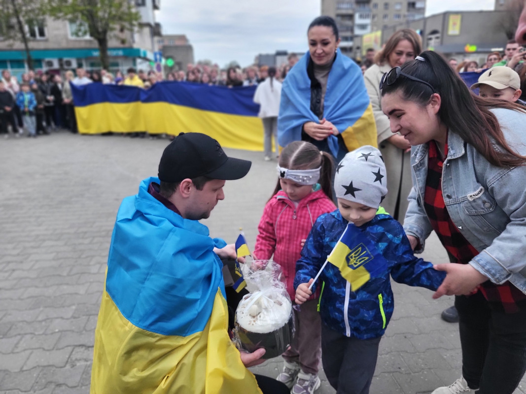 Після півтора року полону додому повернувся Герой з Волині Максим Муха