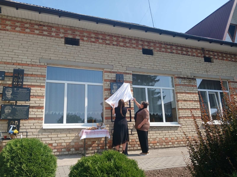 Меморіальна дошка та державна нагорода: на Волині вшанували подвиг двох Героїв