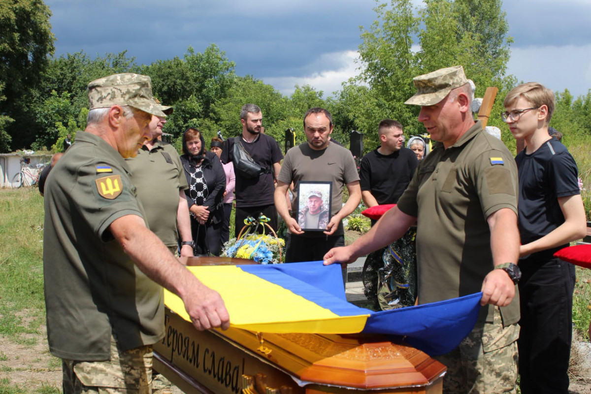 Незламний артилерист, нагороджений «Золотим хрестом»: на Волині попрощалися з Героєм Олегом Орлюком