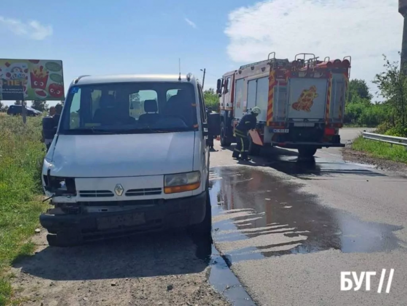 На Волині внаслідок ДТП загорівся мотоцикл, водія госпіталізували. Фото