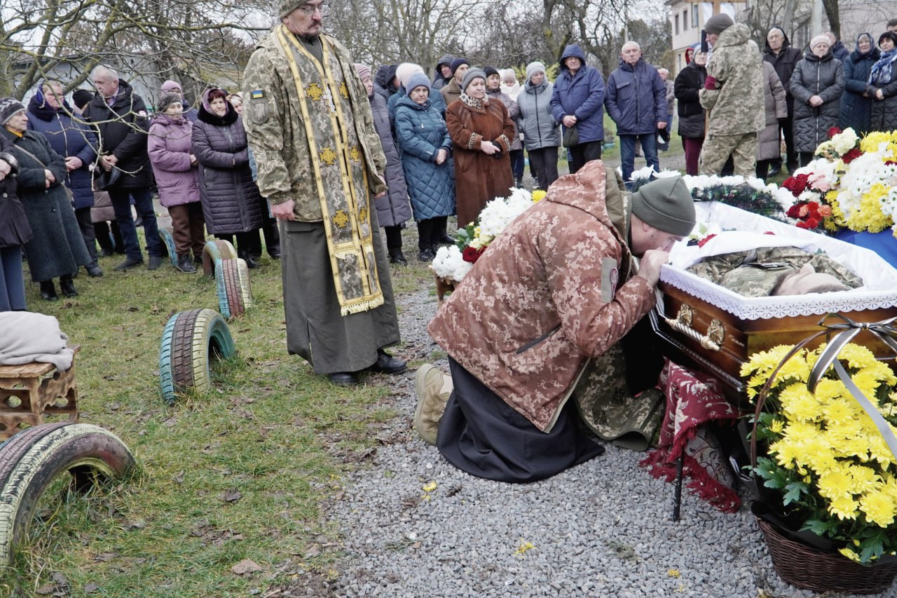 Двоє дітей втратили батька: на Волині попрощалися з Героєм Олександром Кідрою