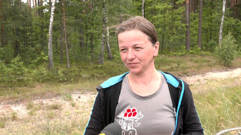 Мало ягід, багато праці: як збирають чорниці на Волині та скільки просять за літр