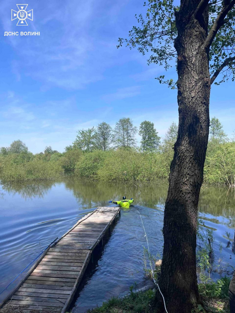 У прохолодній воді стало зле та схопила судома: на ставку біля Луцька врятували рибалку