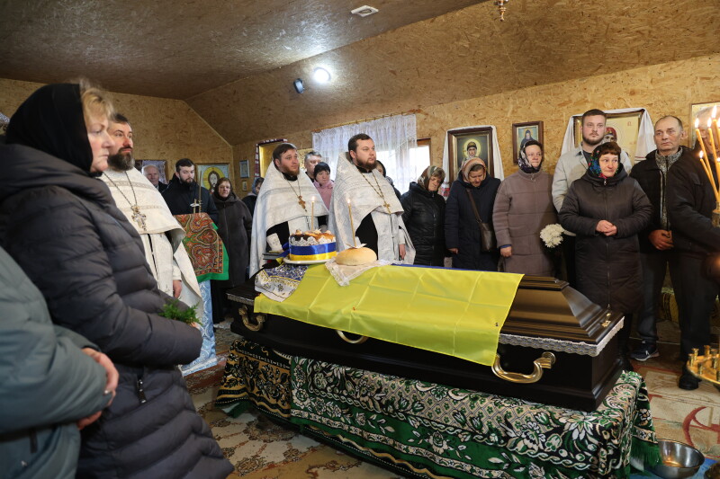 Загинув 11 місяців тому: у Луцькій громаді попрощались з молодим Героєм Миколою Ясенюком