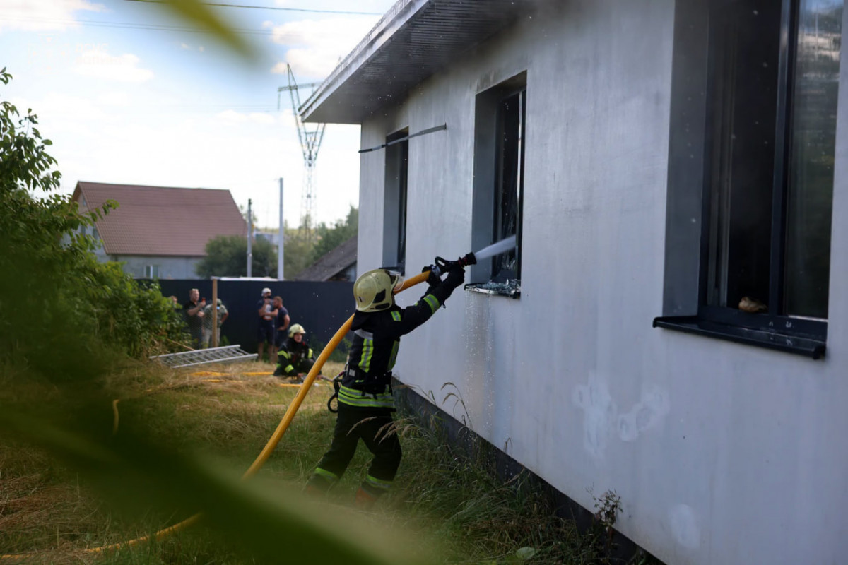 Поблизу Луцька сталася пожежа в житловому будинку: власник отримав опіки та отруївся чадним газом