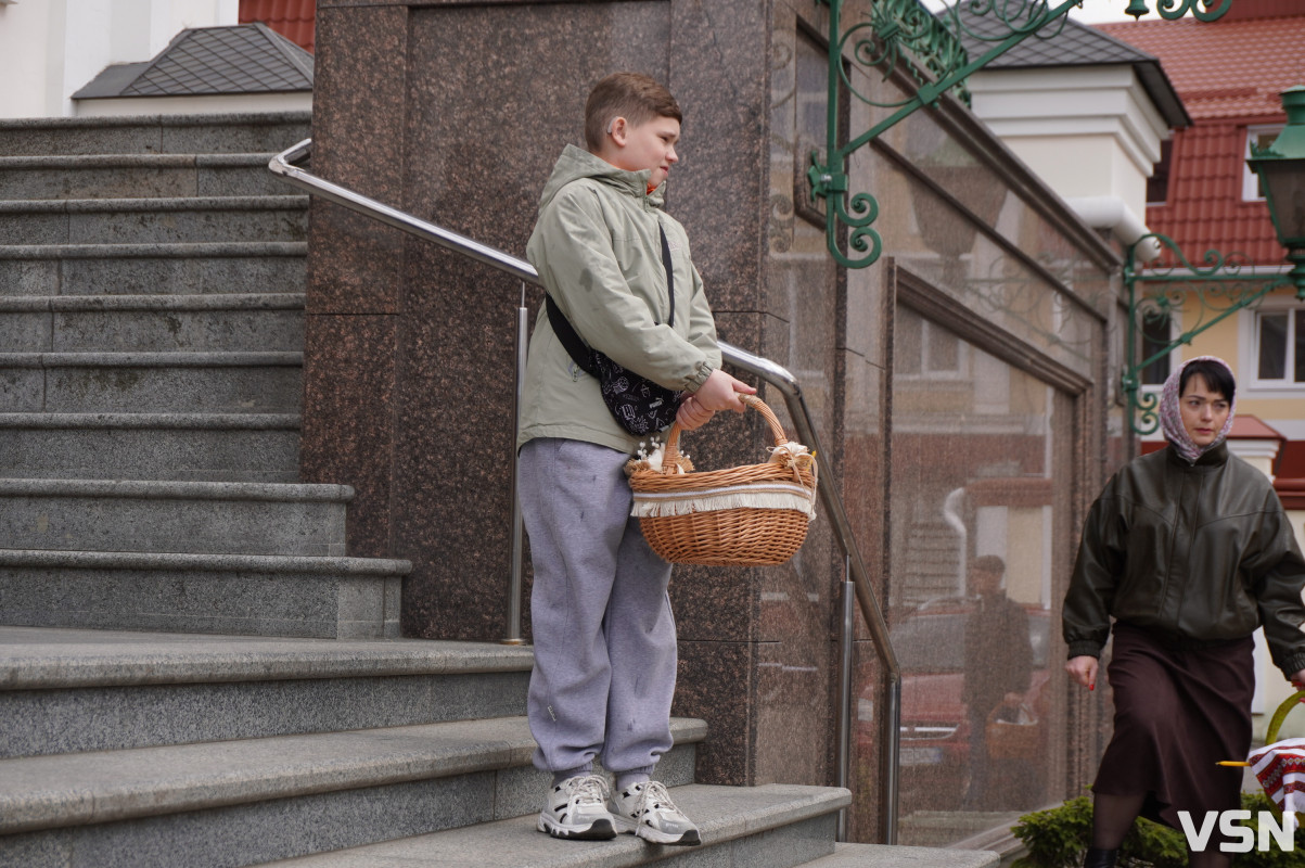 Як у Луцьку освячують Великодні кошики? Фоторепортаж