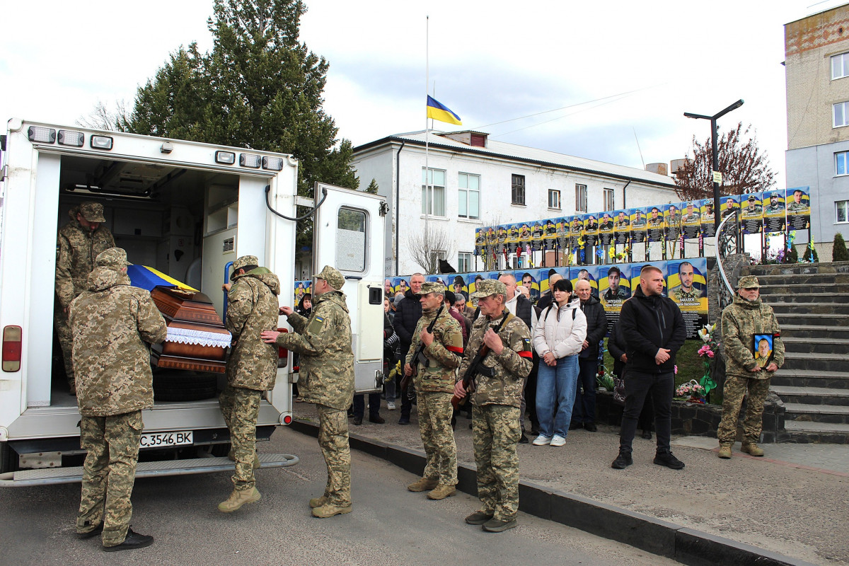 Майже два з половиною роки невідомості: на Волині в останню путь провели Героя Андрія Климюка