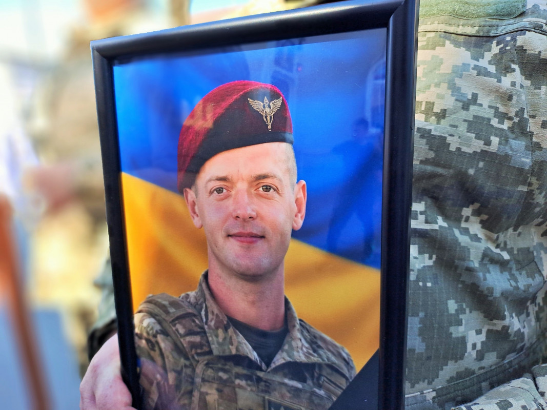 Слова «пізніше наберу» стали останніми: на Волині поховали Героя Віктора Лєньо