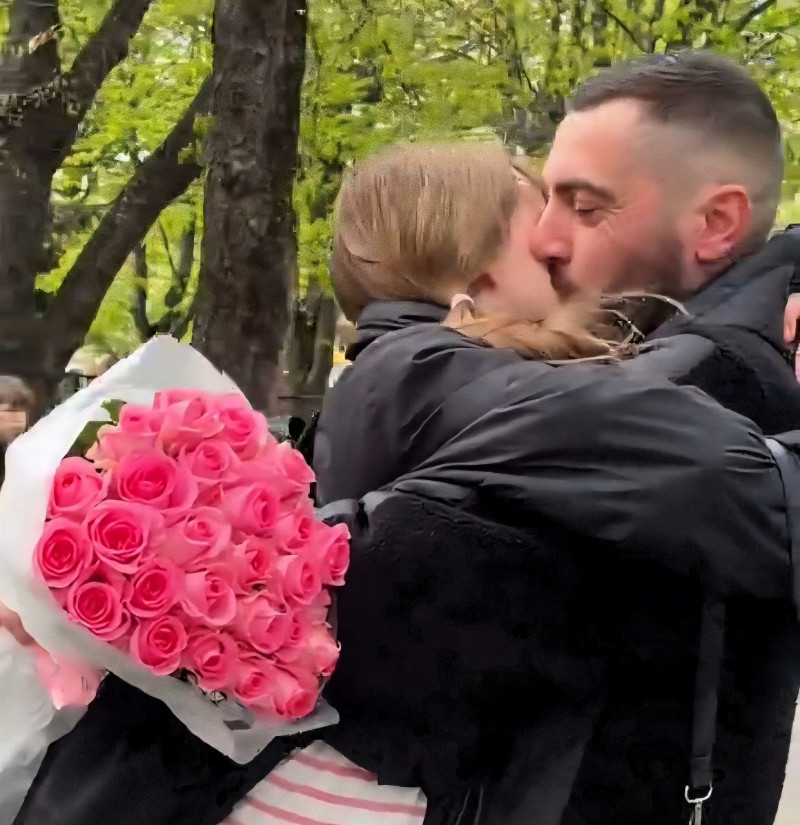 Зворушлива зустріч у Луцьку: військовий зробив сюрприз доньці біля школи (відео)