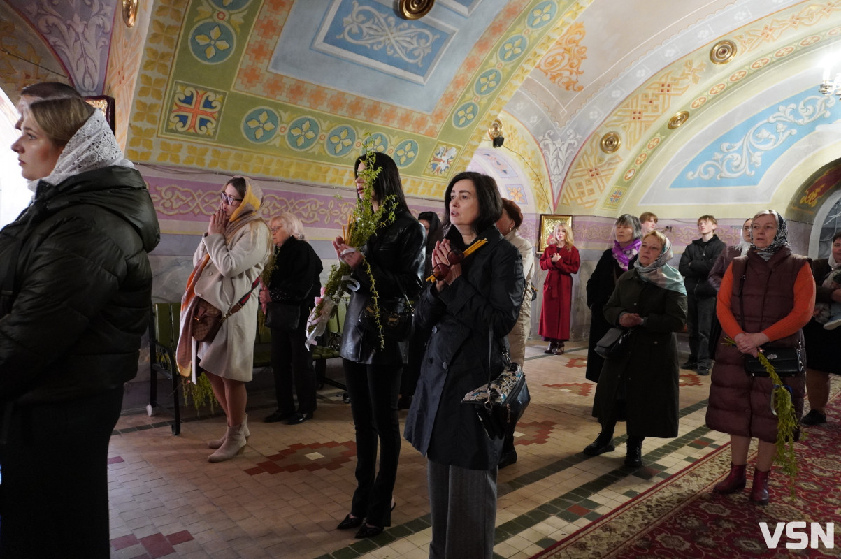 Сотні вірян прийшли освячувати вербу у головний собор Луцька. Фоторепортаж