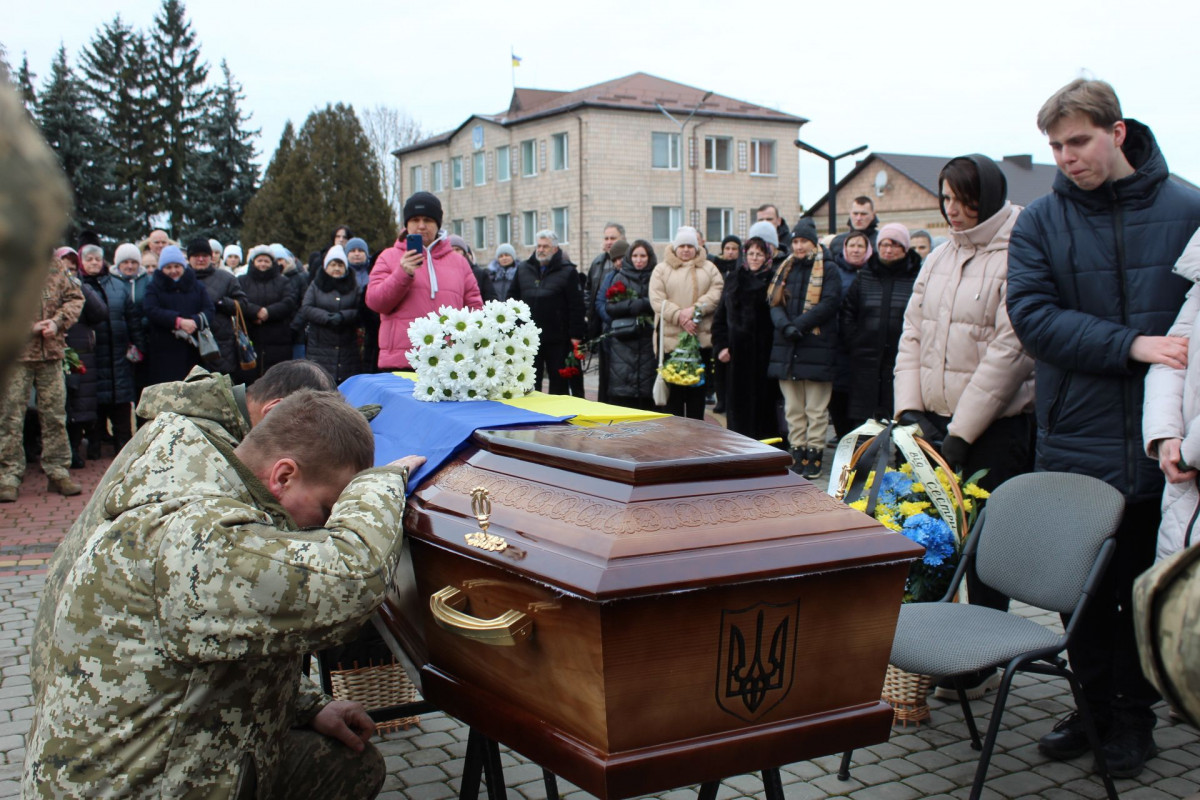 Весільний коровай розділили на кладовищі: на Волині попрощались з Героєм Павлом Бурцем