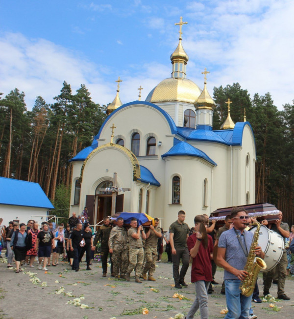 У Маневичах попрощалися із загиблим воїном Ростиславом Прокопчуком та його батьком