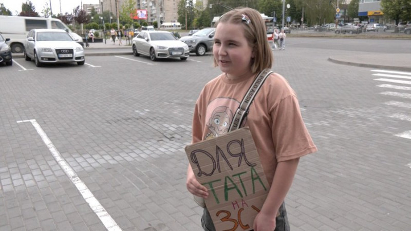 У Луцьку 10-річна школярка продає півонії за донати для підрозділу тата