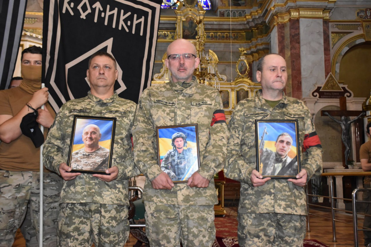 На колінах і з молитвою: Луцька громада провела в останню путь трьох Героїв