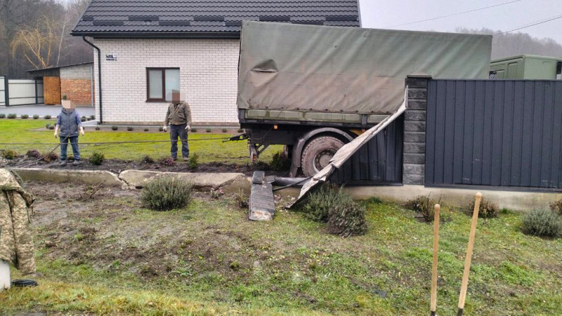 Вантажівка НГУ протаранила паркан приватного будинку: деталі смертельної аварії на Волині