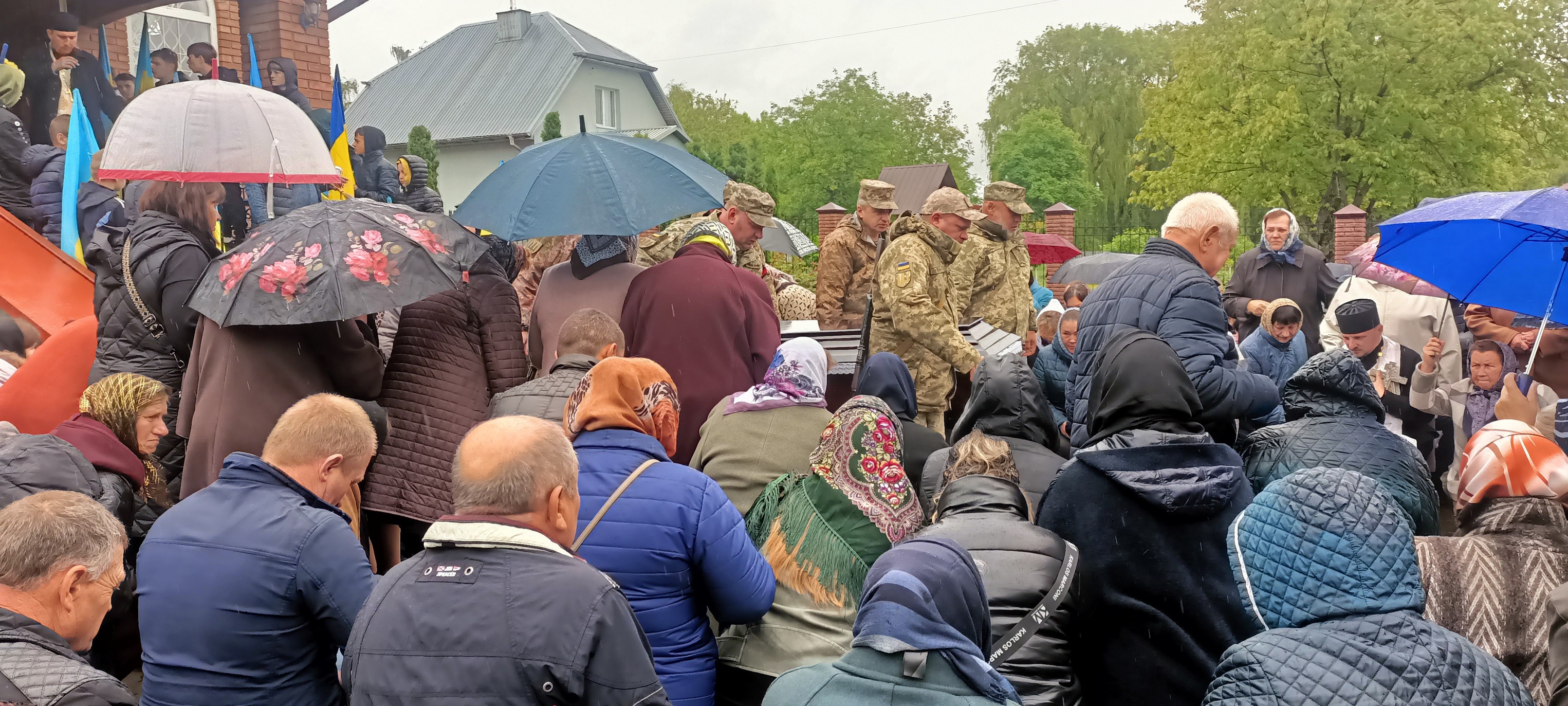 Без надійного плеча залишилися дружина, син та донька: на Волині попрощались з Героєм Павлом Плисюком