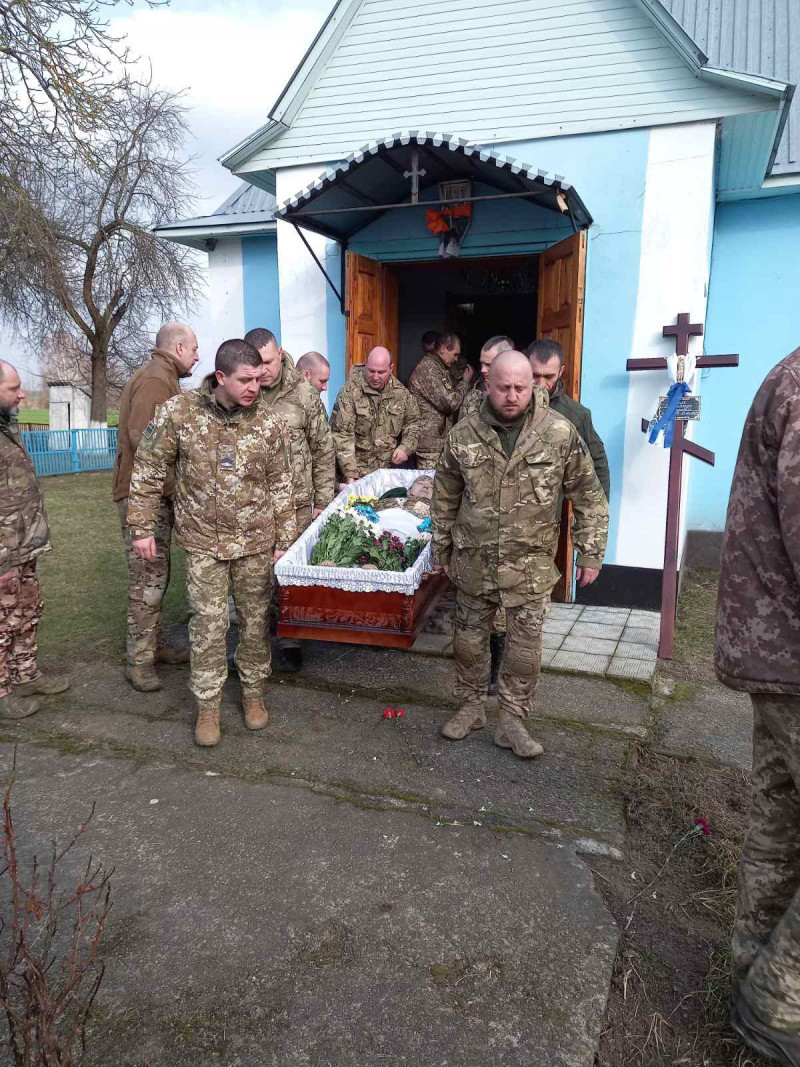 У громаді два прощання в один день: на Волині поховали Героя Олександра Оленича