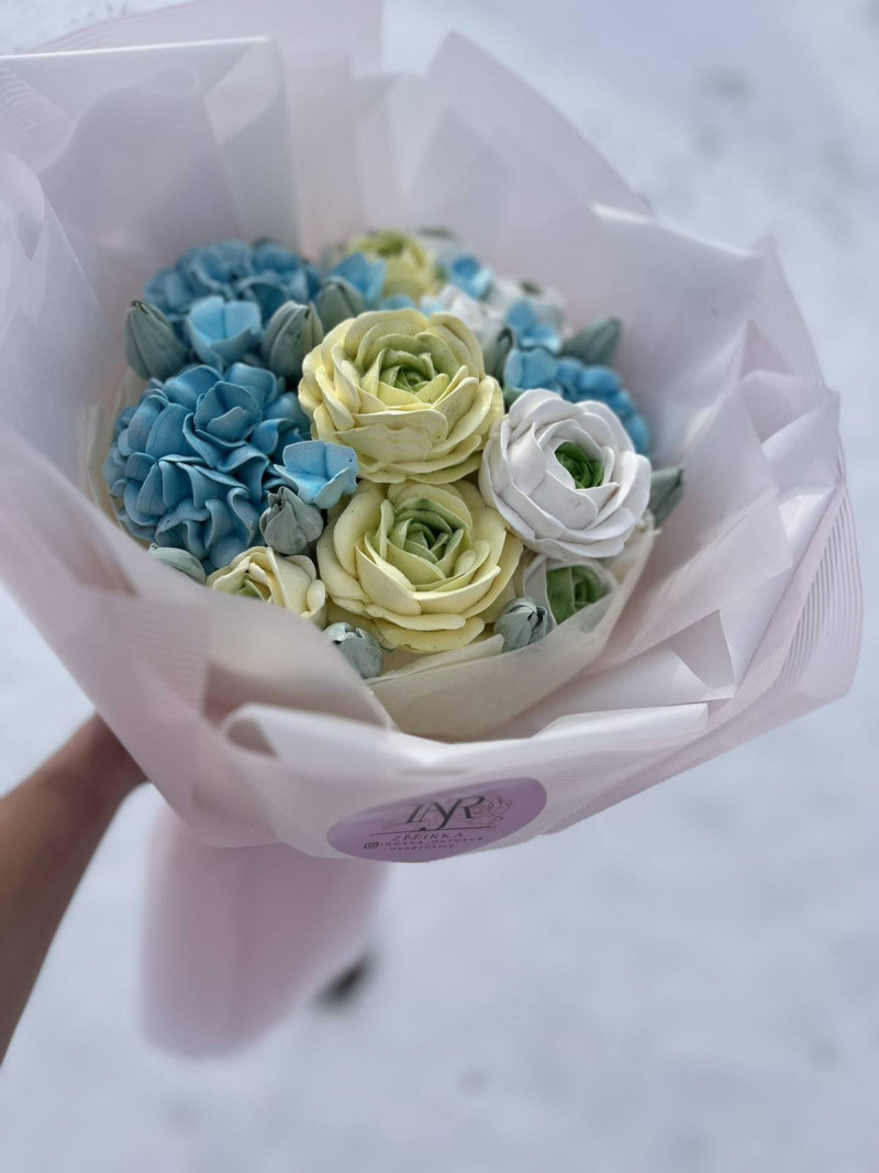 Захоплення переросло у власну справу: вчителька з Волині створює букети із зефіру