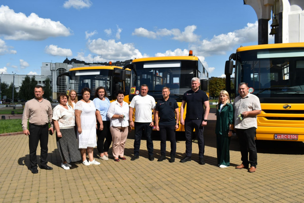 Три громади на Волині отримали шкільні автобуси