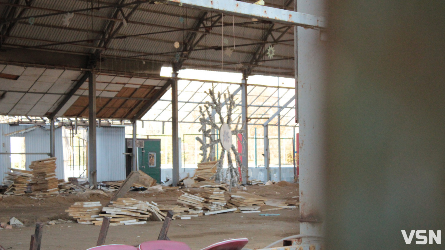 Сніжинка залишилась, арени вже нема: у Луцьку демонтовують «Снігову королеву»