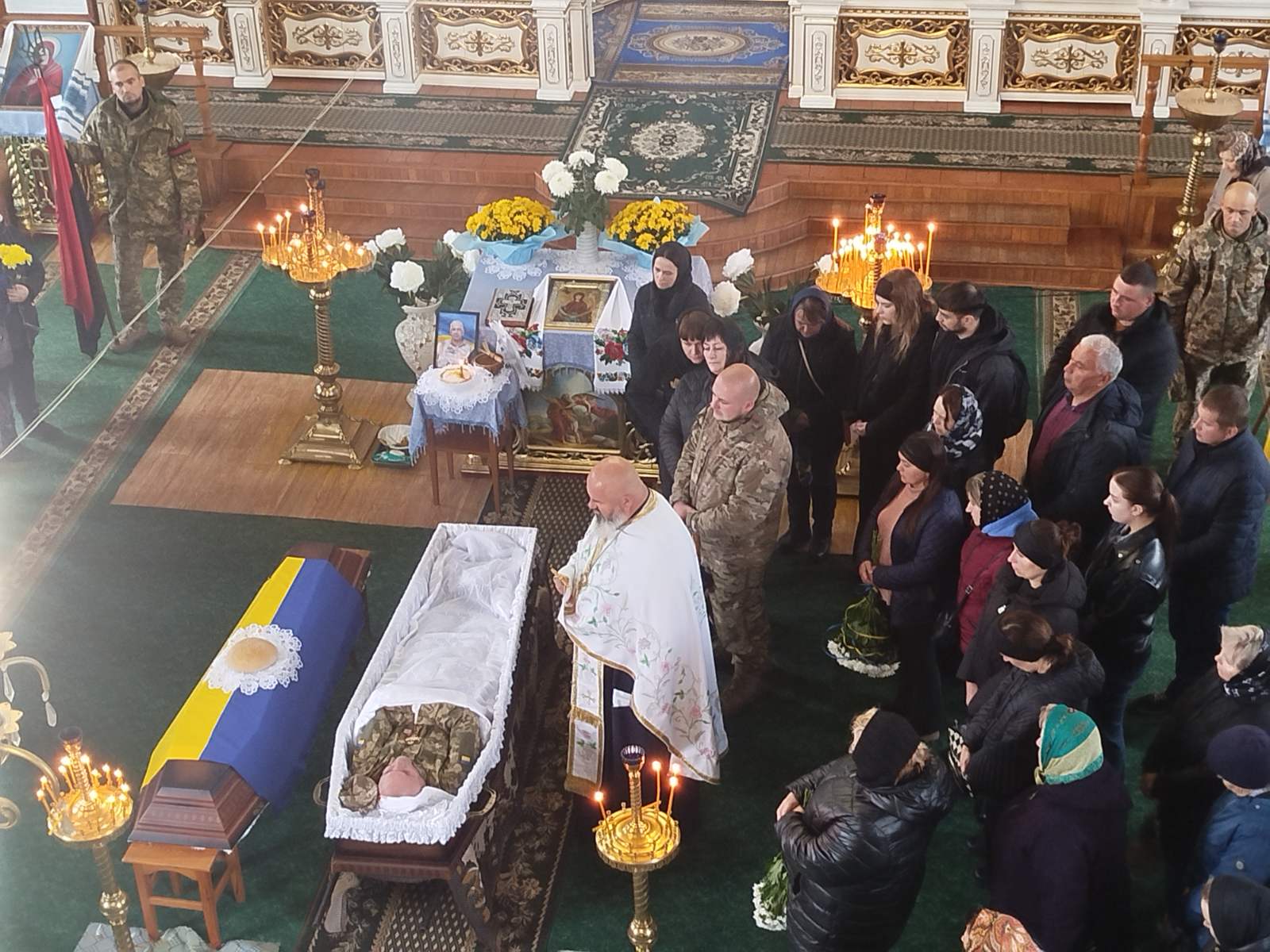 Овдовіла дружина, без батька залишились сини: на Волині попрощались з Героєм Віктором Мельничуком