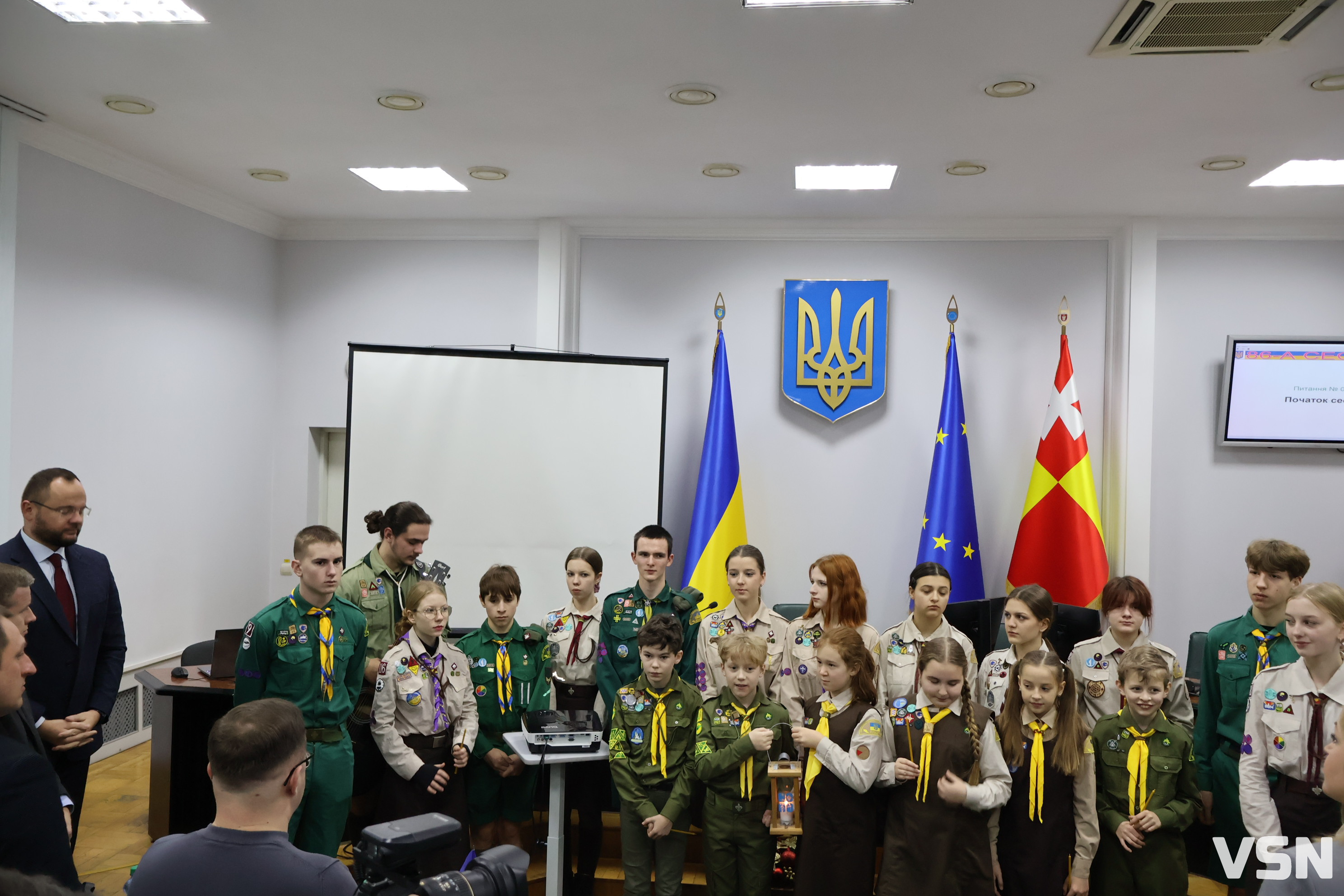 Світло миру в сесійній залі: пластуни передали Вифлеємський вогонь Луцькій міськраді